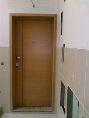 Porta blindada com friso na vertical 
