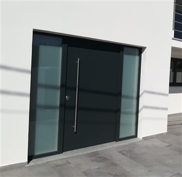 Porta blindada lacada com dois vitrais