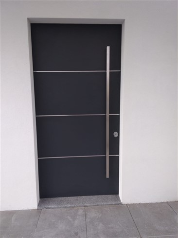 Porta blindada com frisos inox